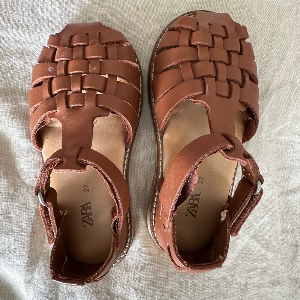 Super cute leather Zara sandals! Great condition!